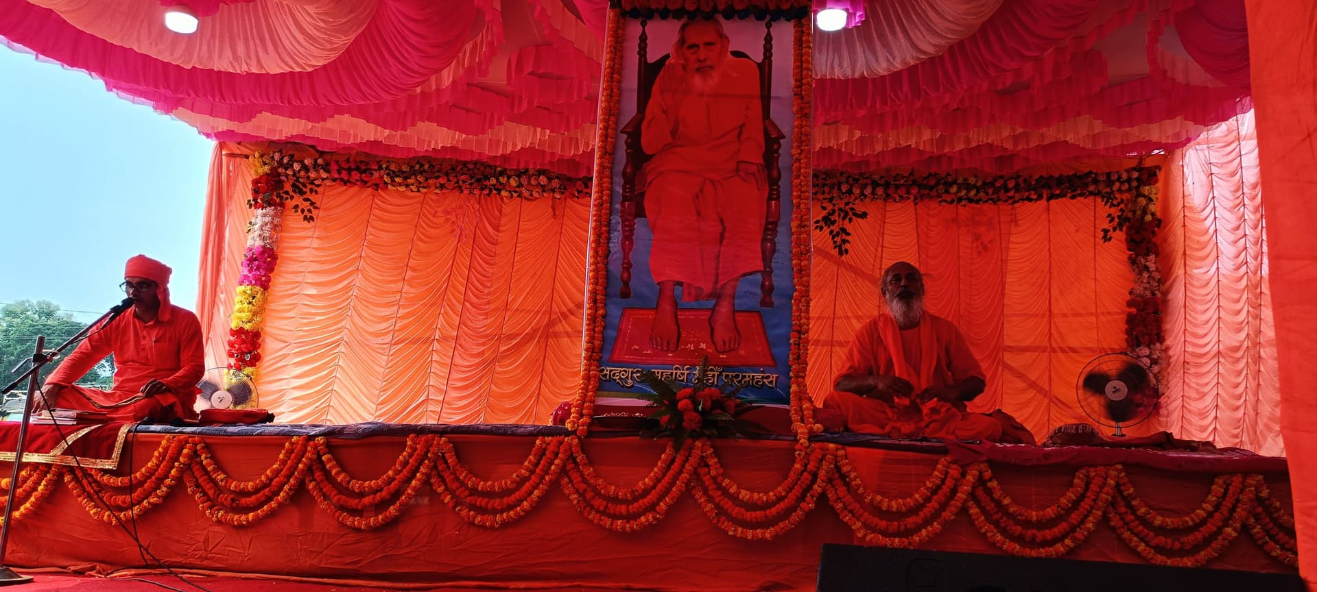 संतों के शरण में जाने से ही मानव का कल्याण है संभव : स्वामी वेदानंद