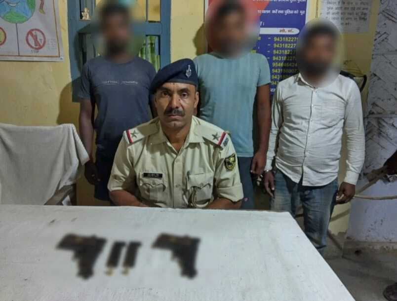 हथियार की डिलीवरी करने जा रहे तीन तस्कर गिरफ्तार