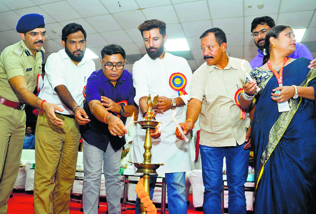 hajipur news. डाक टिकट प्रदर्शनी का केंद्रीय मंत्री ने किया शुभारंभ