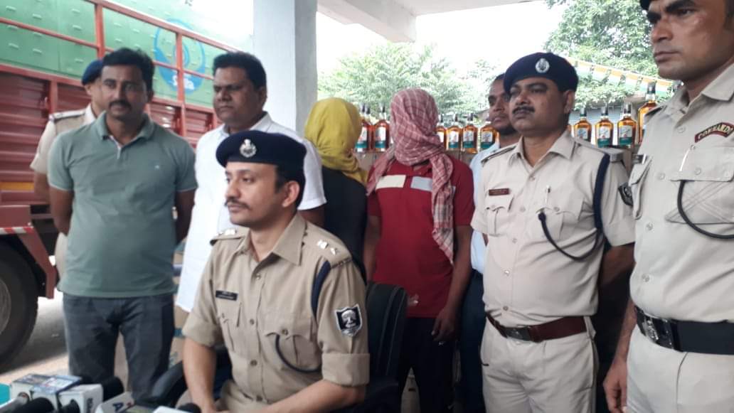 ट्रक कंटेनर से 80 लाख मूल्य के 767 कार्टून विदेशी शराब बरामद