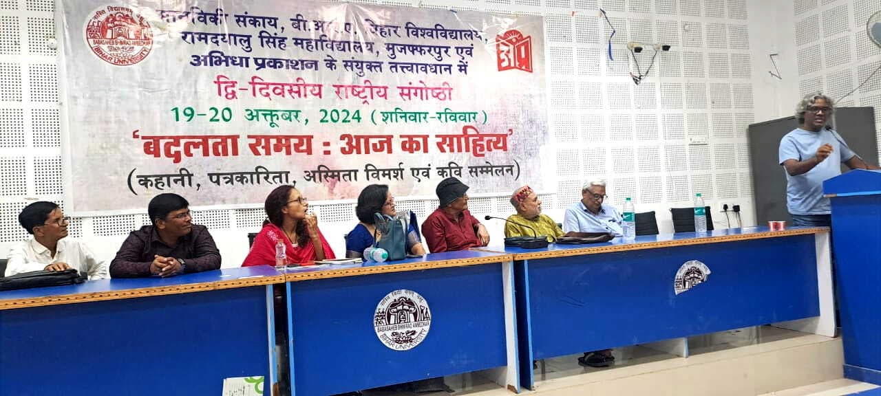 किसको फुर्सत, कौन सुनेगा, फिर भी लिखना-गाना है…