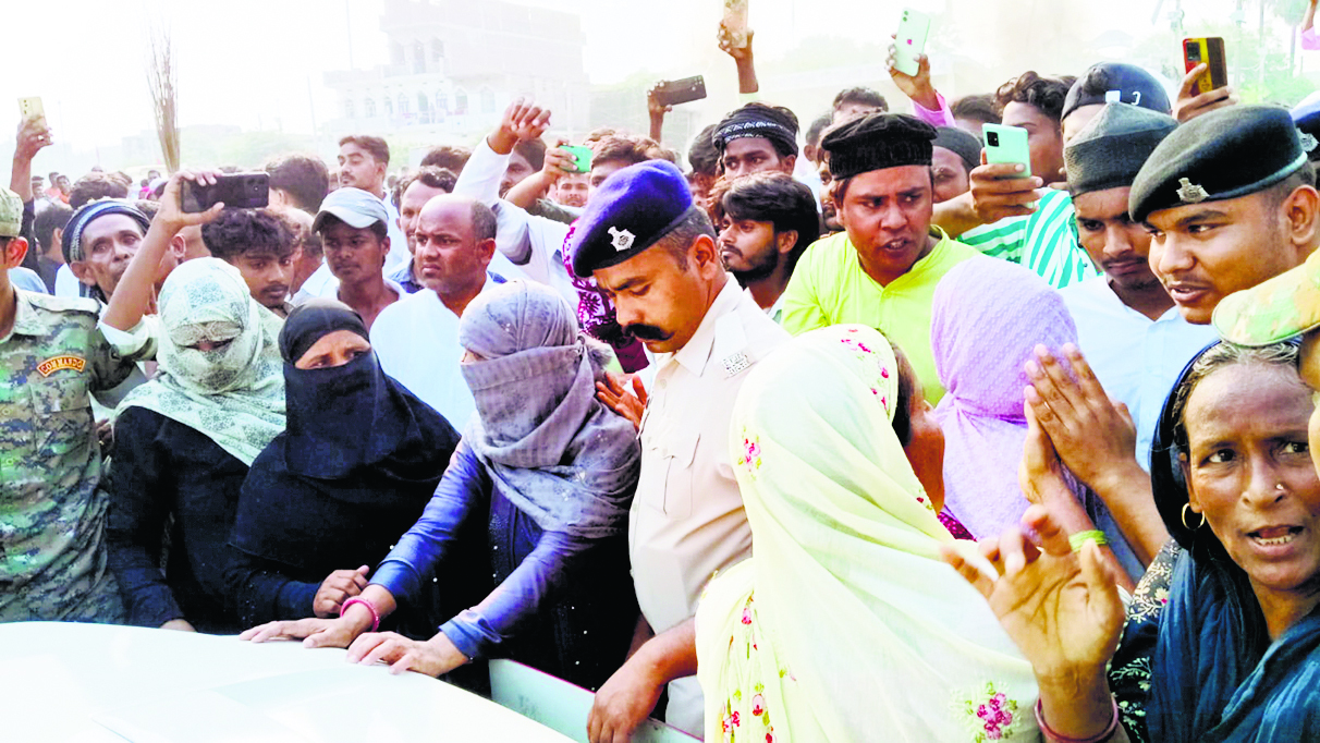 Gopalganj News : ठेकेदार की हत्या पर फूटा जनाक्रोश, सीवान-गोपालगंज हाइवे को किया जाम, झाड़ू लेकर पुलिस का किया घेराव