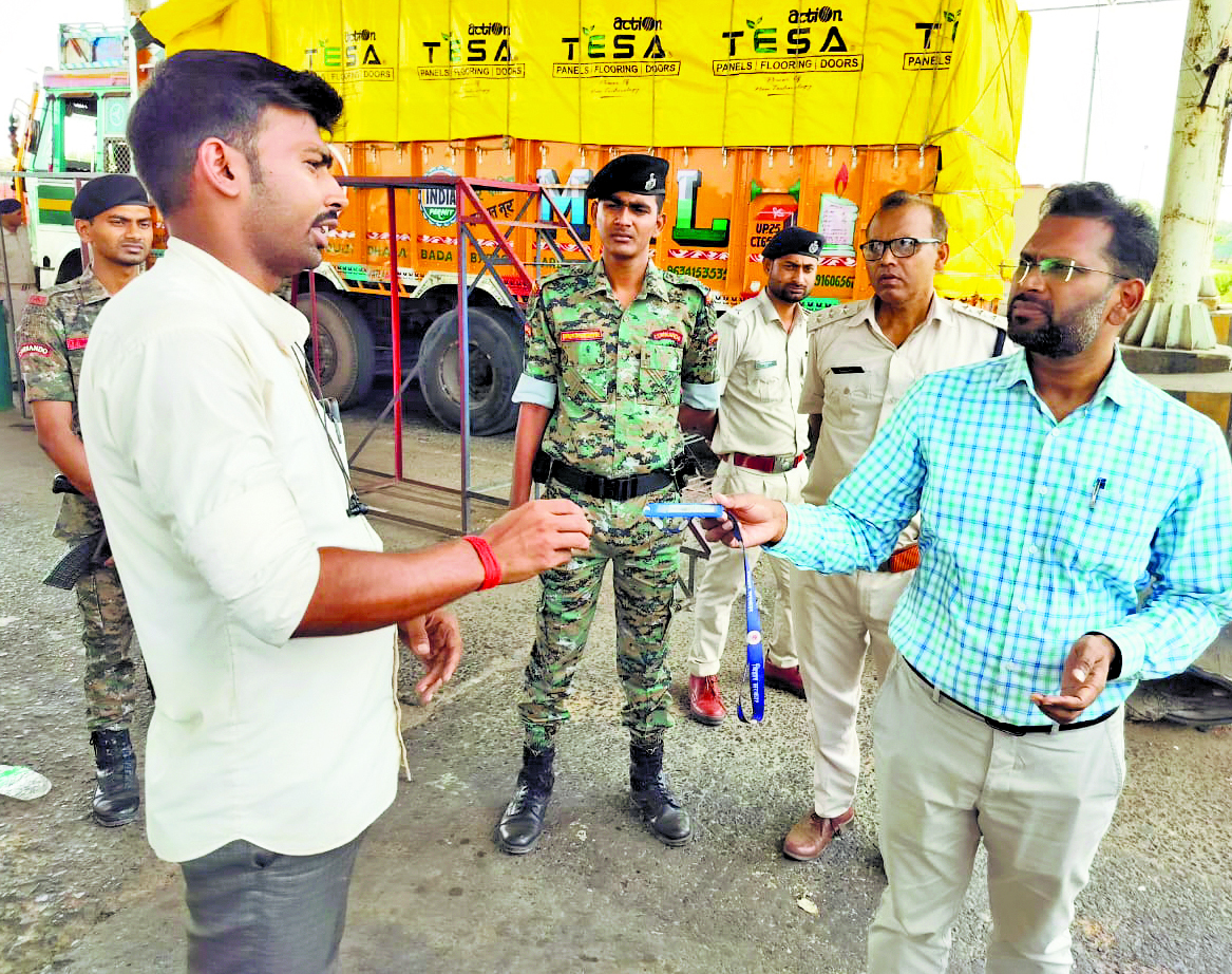 Gopalganj News : डीएम और एसपी ने की बलथरी चेकपोस्ट पर जांच, कंट्रोल रूम में बंद मिले 14 सीसीटीवी कैमरे