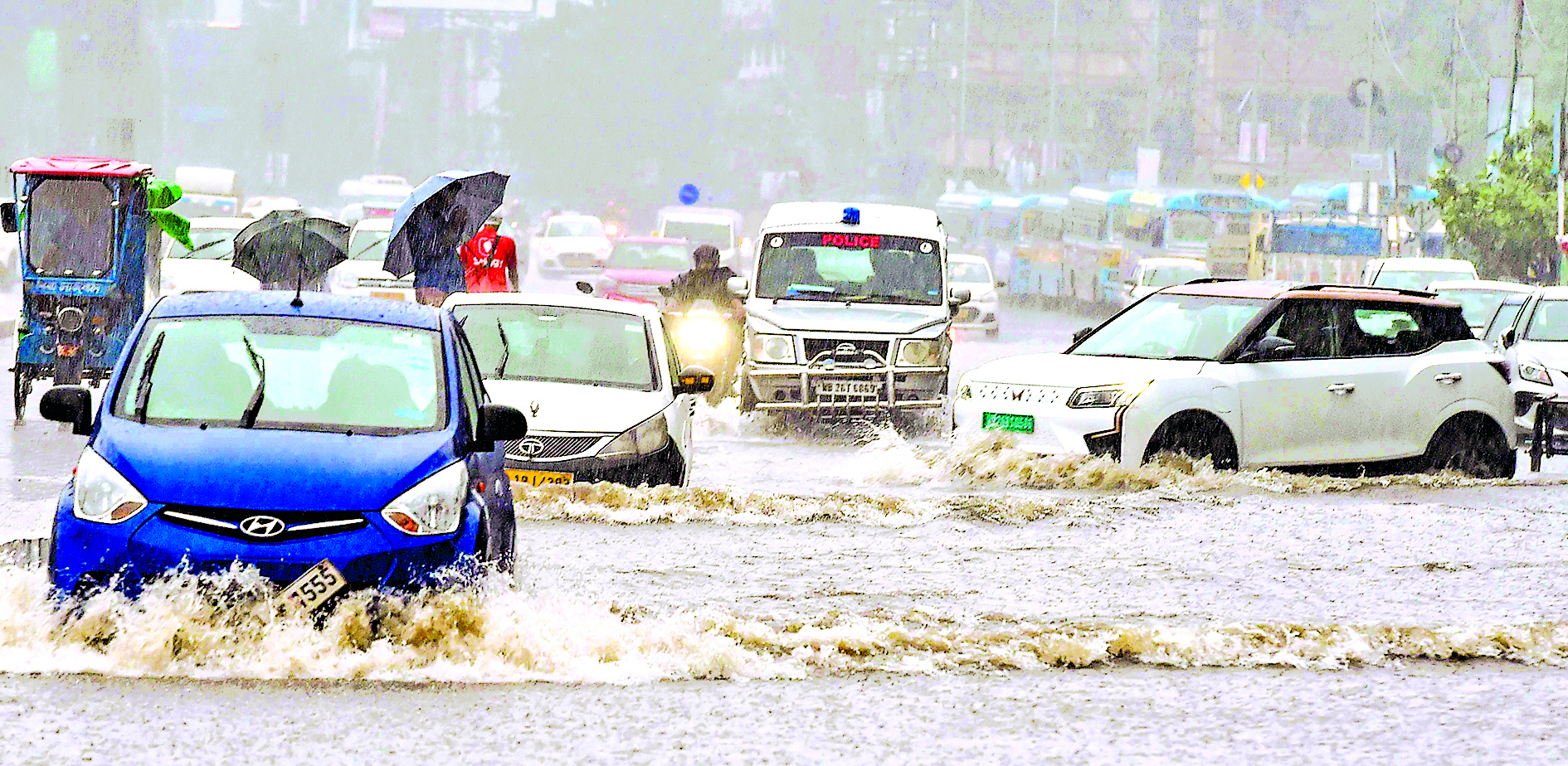 ‘डाना’ से एक की मौत, कोलकाता व कई जिलों में भारी बारिश