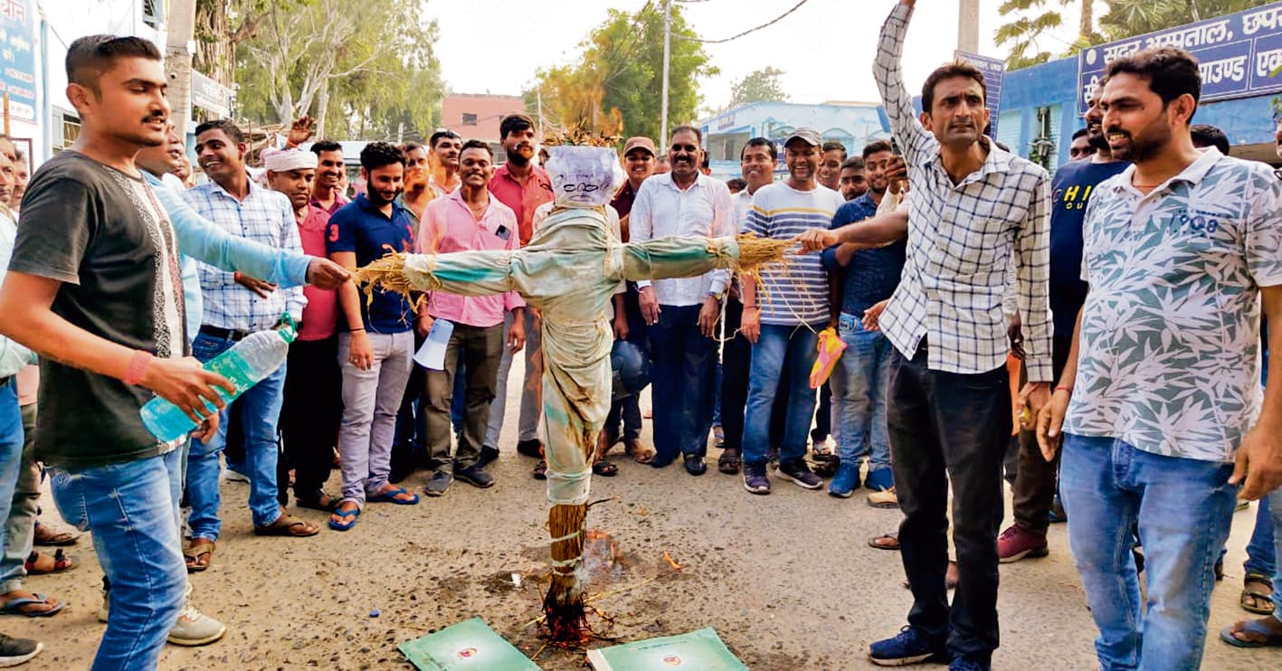 Chhapra News : एंबुलेंस चालकों ने स्वास्थ्य मंत्री का पुतला जलाकर जताया विरोध