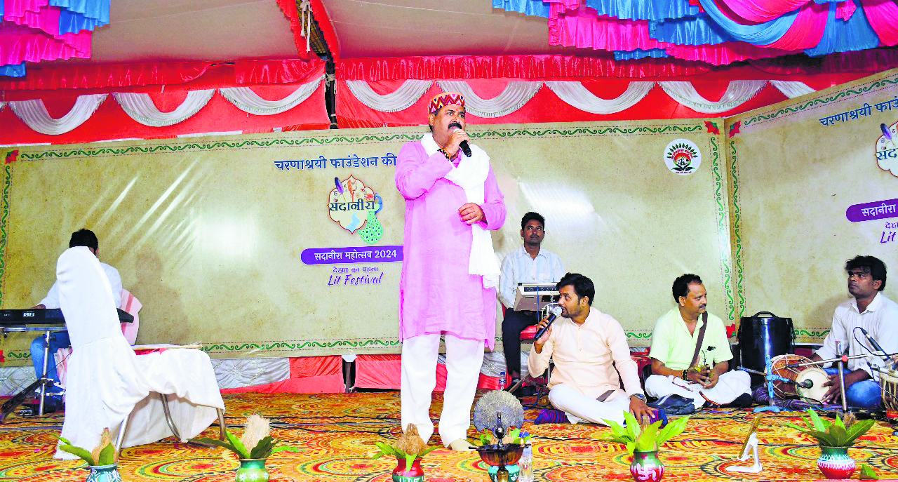 Gopalganj News : कवने खोतवा में लुकइलु आहि रे बालम चिरई…, सांस्कृतिक कार्यक्रम में मदन राय की गायकी से महोत्सव का हुआ समापन