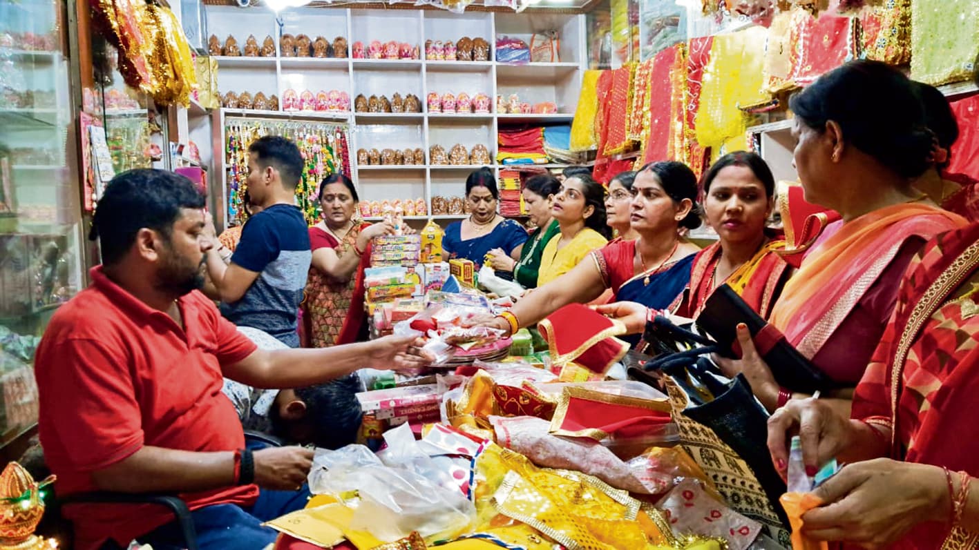 Gopalganj News : दीपावली की रौनक चरम पर, खूब हो रही खरीदारी, बाजारों में ग्राहकों की भीड़