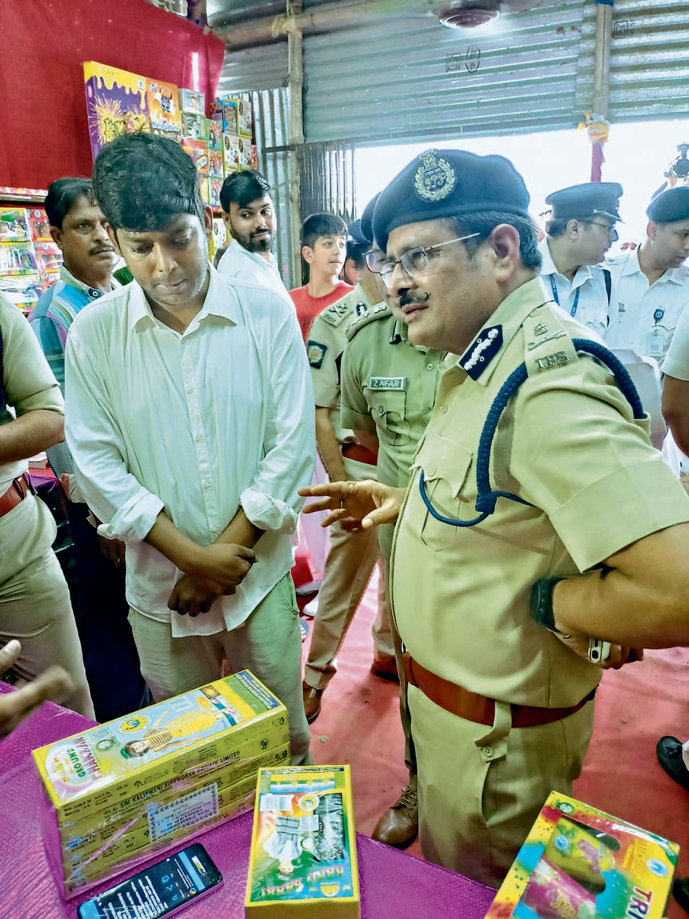 शहीद मीनार स्थित बाजी बाजार पहुंचे पुलिस आयुक्त दुकानदारों से ग्रीन पटाखों के बारे में ली जानकारी