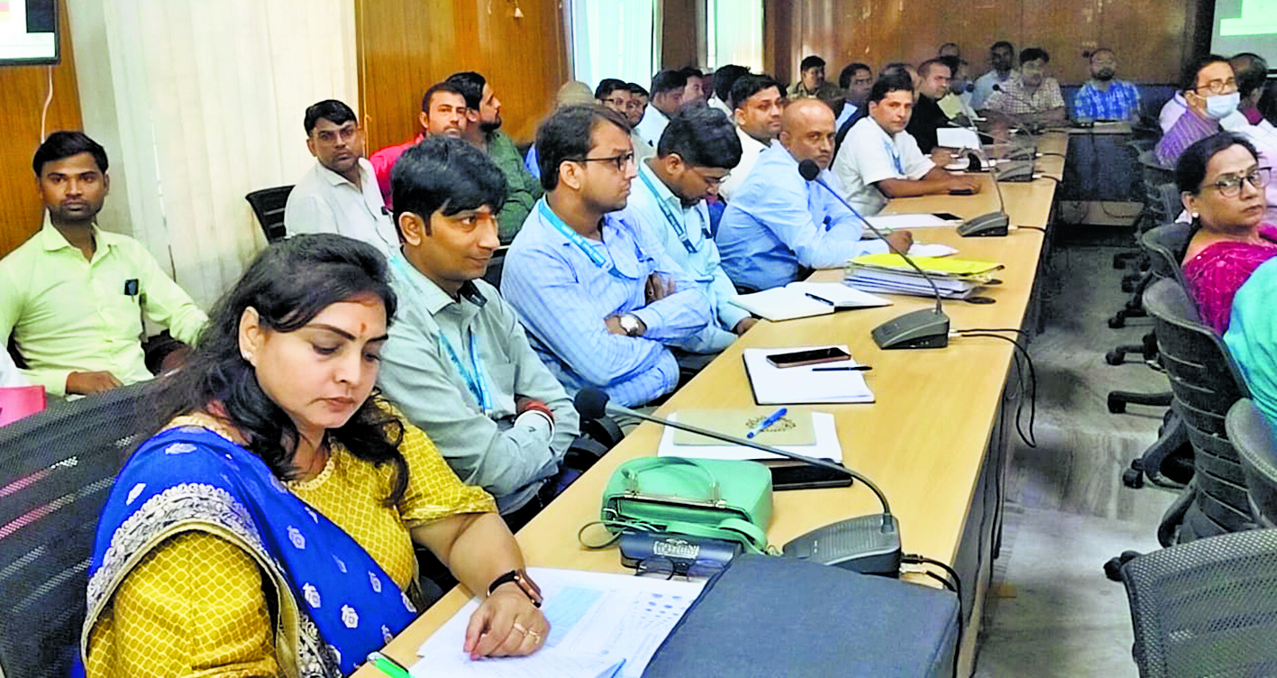 Gopalganj News : दीपावली-छठ में घर आनेवाले बुजुर्गों का बनवाएं आयुष्मान कार्ड : डीएम