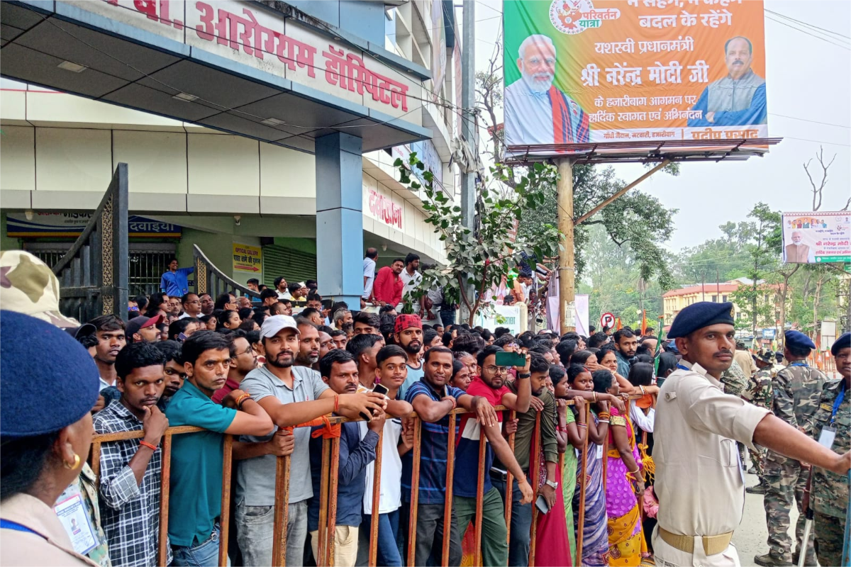 PM Modi Jharkhand Visit: पीएम मोदी ने आदिवासियों को दिया गिफ्ट, मोदी को देखने के लिए घंटों इंतजार करते रहे समर्थक
