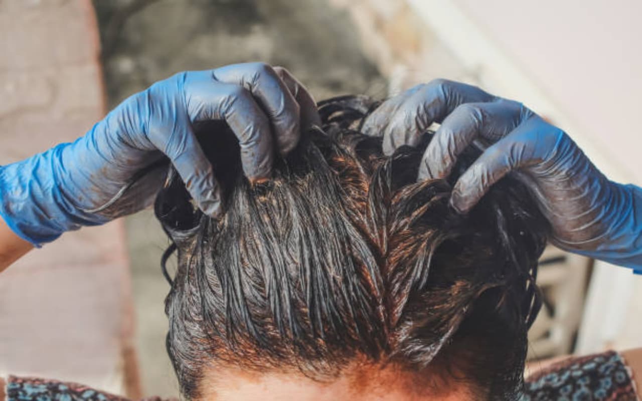 Hair Care Tips: क्या मेहंदी के इस्तेमाल से डैमेज हो रहे हैं आपके बाल? जवाब जानकार चौंक जाएंगे आप