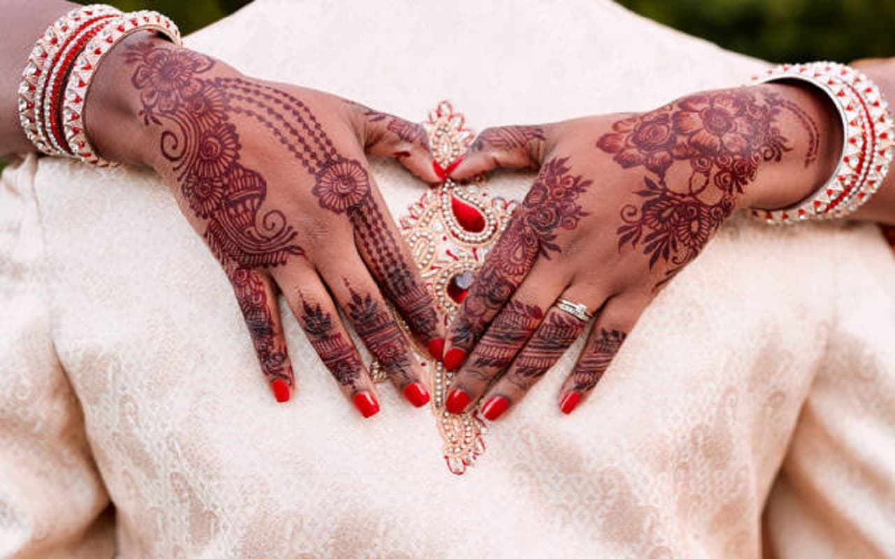 Jewellery Mehndi: करवा चौथ पर लगाएं ज्वेलरी डिजाइन मेहंदी, बढ़ेगी हाथों की शोभा