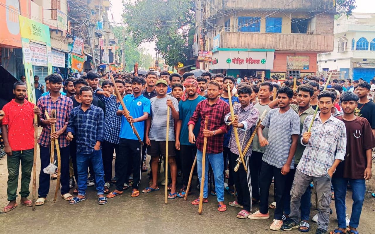 JSSC CGL परीक्षा रद्द करने की मांग पर दुमका में 10 घंटे चक्का जाम, साहिबगंज में बाजार बंद