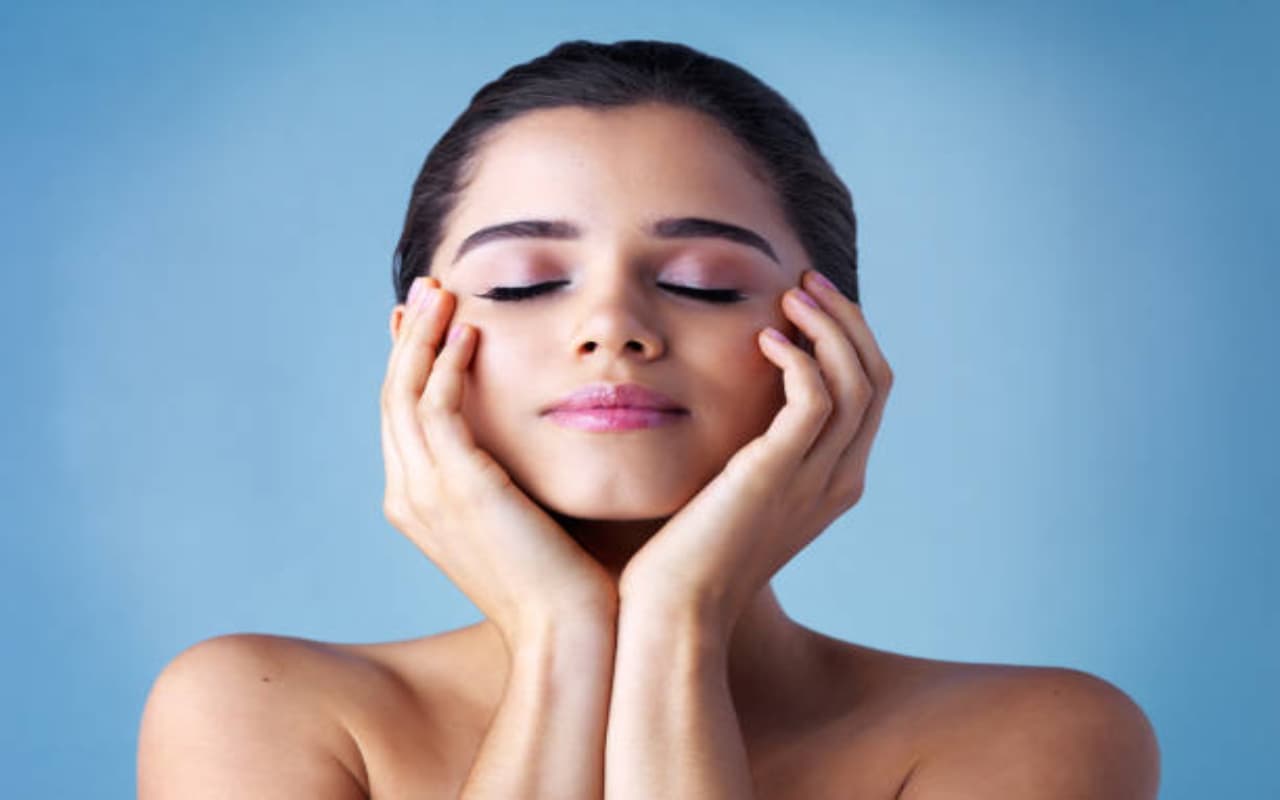 Skin Care: चेहरे को बेदाग और खूबसूरत बनाने में मदद करेगा कपूर, जानें क्या हैं इसके फायदे