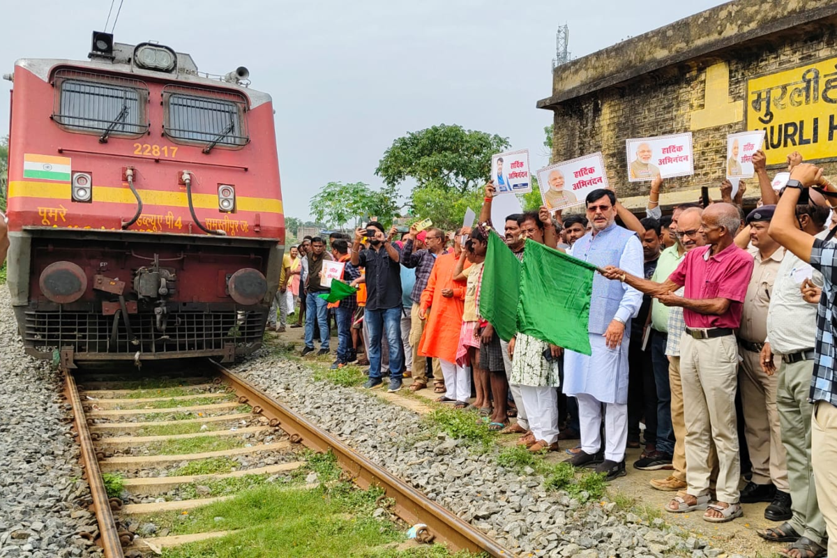 झारखंड के इस स्टेशन में 8 साल बाद रुकी पैसेंजर ट्रेन, लोगों के आंदोलन से झुका रेलवे