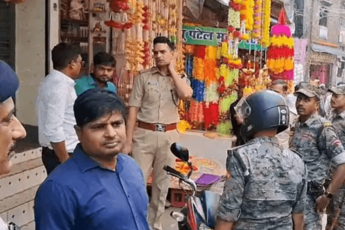 Muzaffarpur News: लाखों का पटाखा जब्त, छापेमारी से मचा हड़कंप