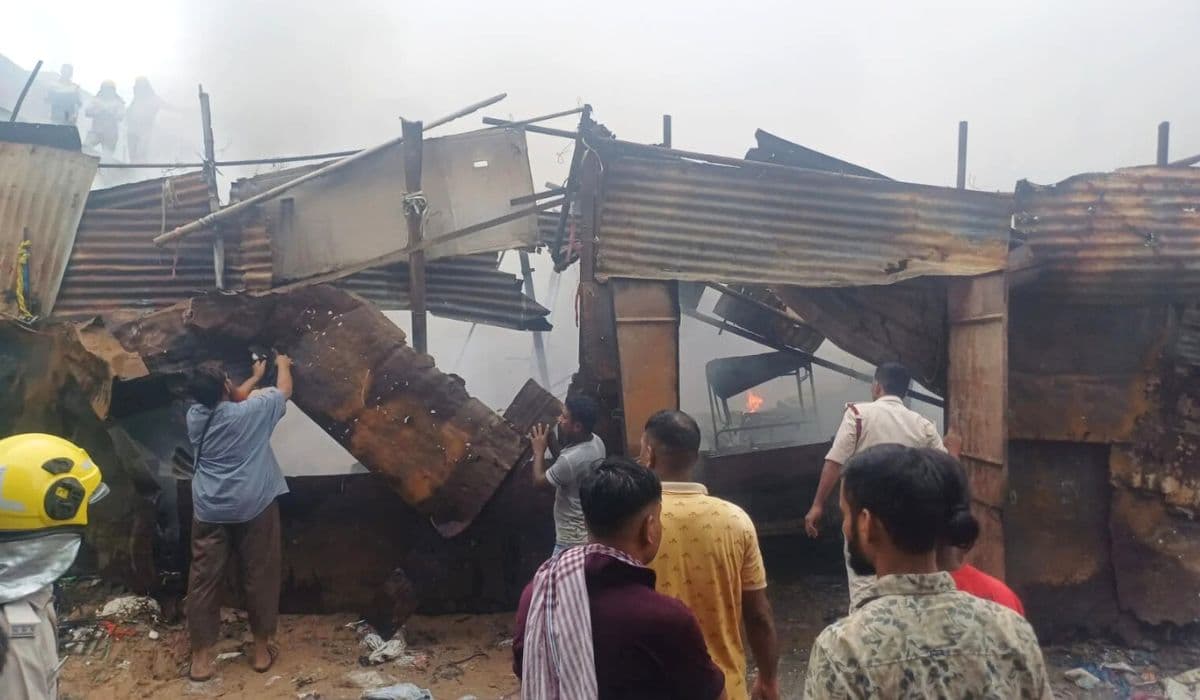 Bihar News: नवादा में कबाड़ दुकान में लगी भीषण आग, लाखों की संपत्ति जलकर राख
