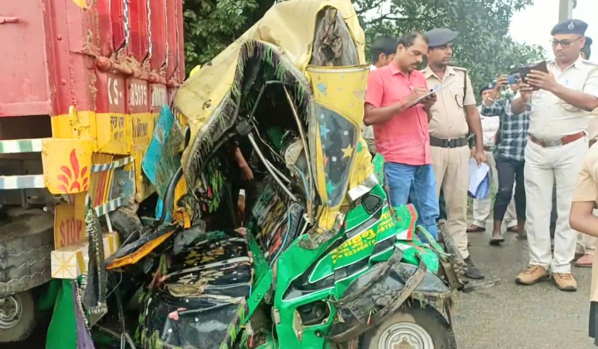 पटना में खड़ी ऑटो में ट्रक ने मारी टक्कर, युवक की मौत, आक्रोशितों ने किया सड़क जाम