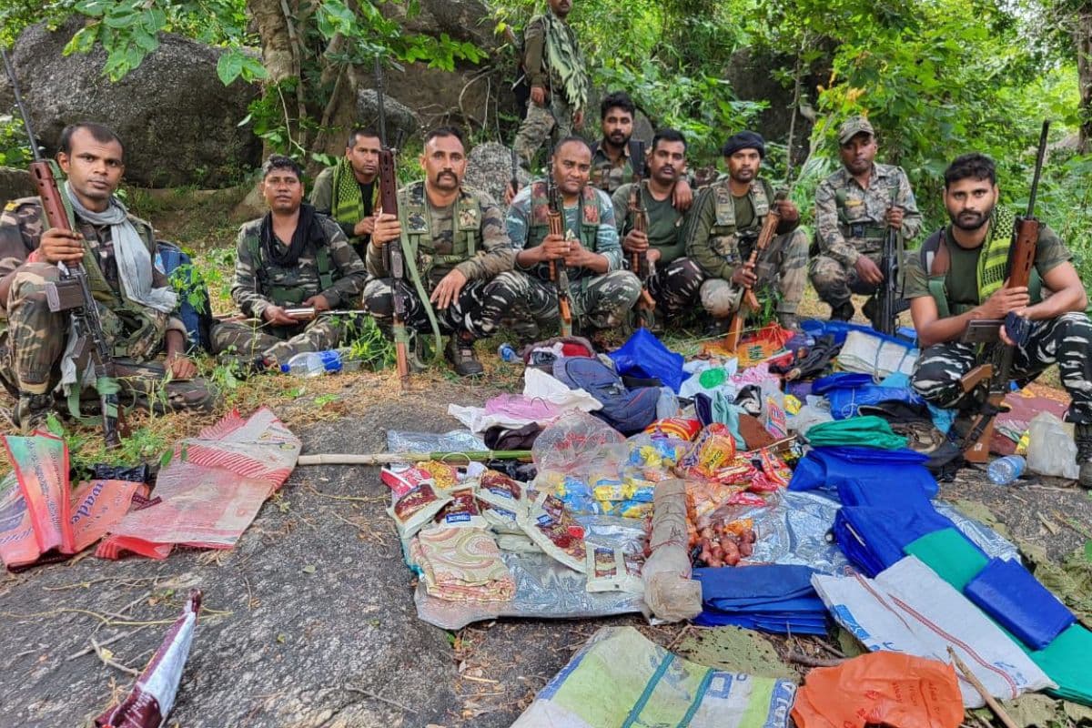 Police Naxal Encounter: पलामू के पहाड़ी इलाके में पुलिस-नक्सली मुठभेड़, अंधाधुंध फायरिंग, रोजमर्रा के सामान जब्त