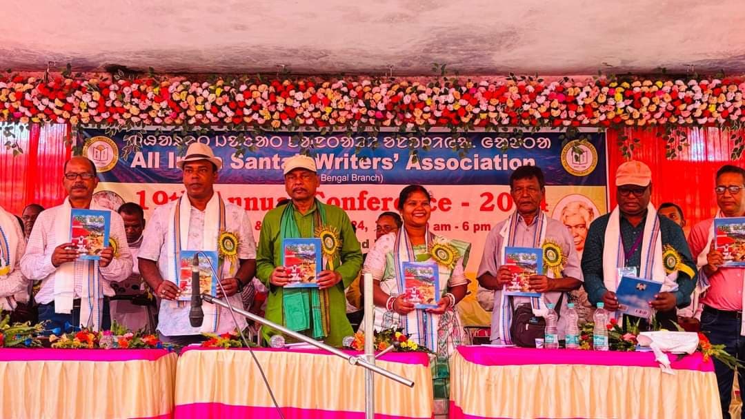 Jamshedpur News : ऑल इंडिया संताली राइटर्स एसोसिएशन ने साहित्यकारों व विशिष्ट लोगों को किया सम्मानित