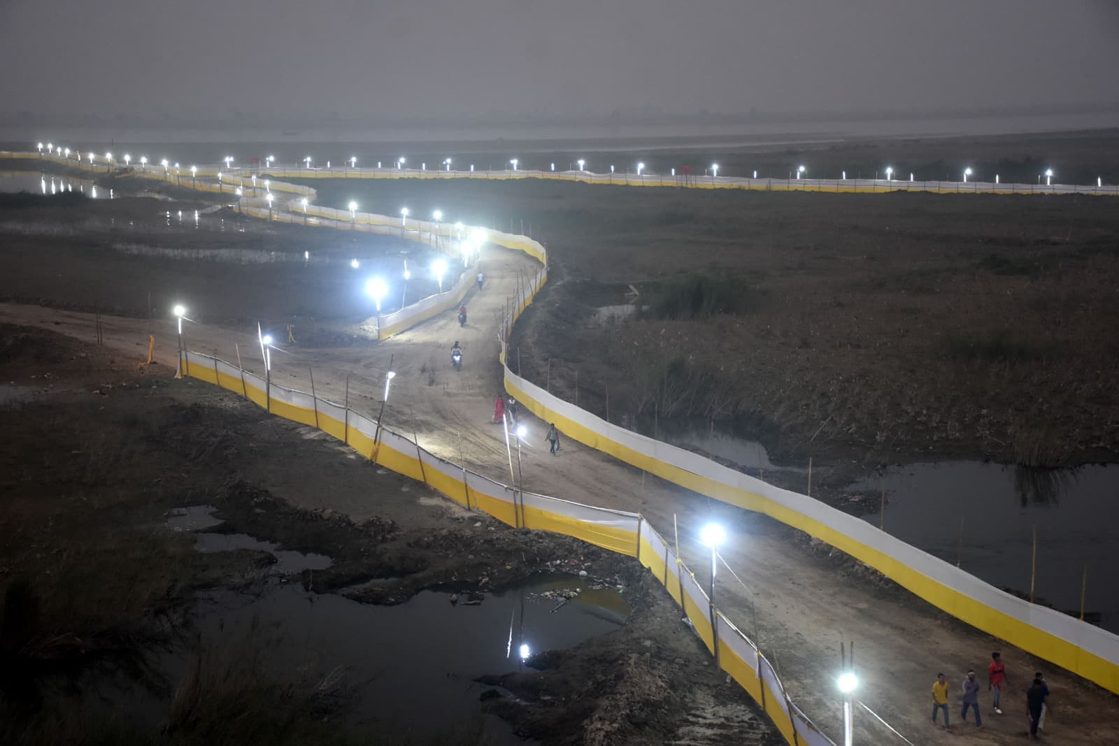 Photos: पटना में छठ घाट हो रहे तैयार, रात में जगमग कर रहे गंगा किनारे की देखिए खूबसूरती…