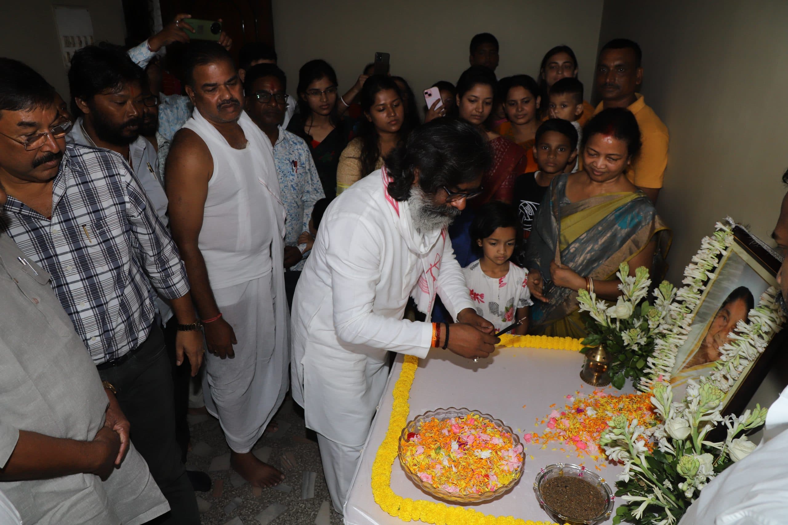 Jharkhand News : मुख्यमंत्री हेमंत सोरेन ने आस्तिक महतो की मां मंदाकिनी देवी को भावभीनी श्रद्धांजलि दी