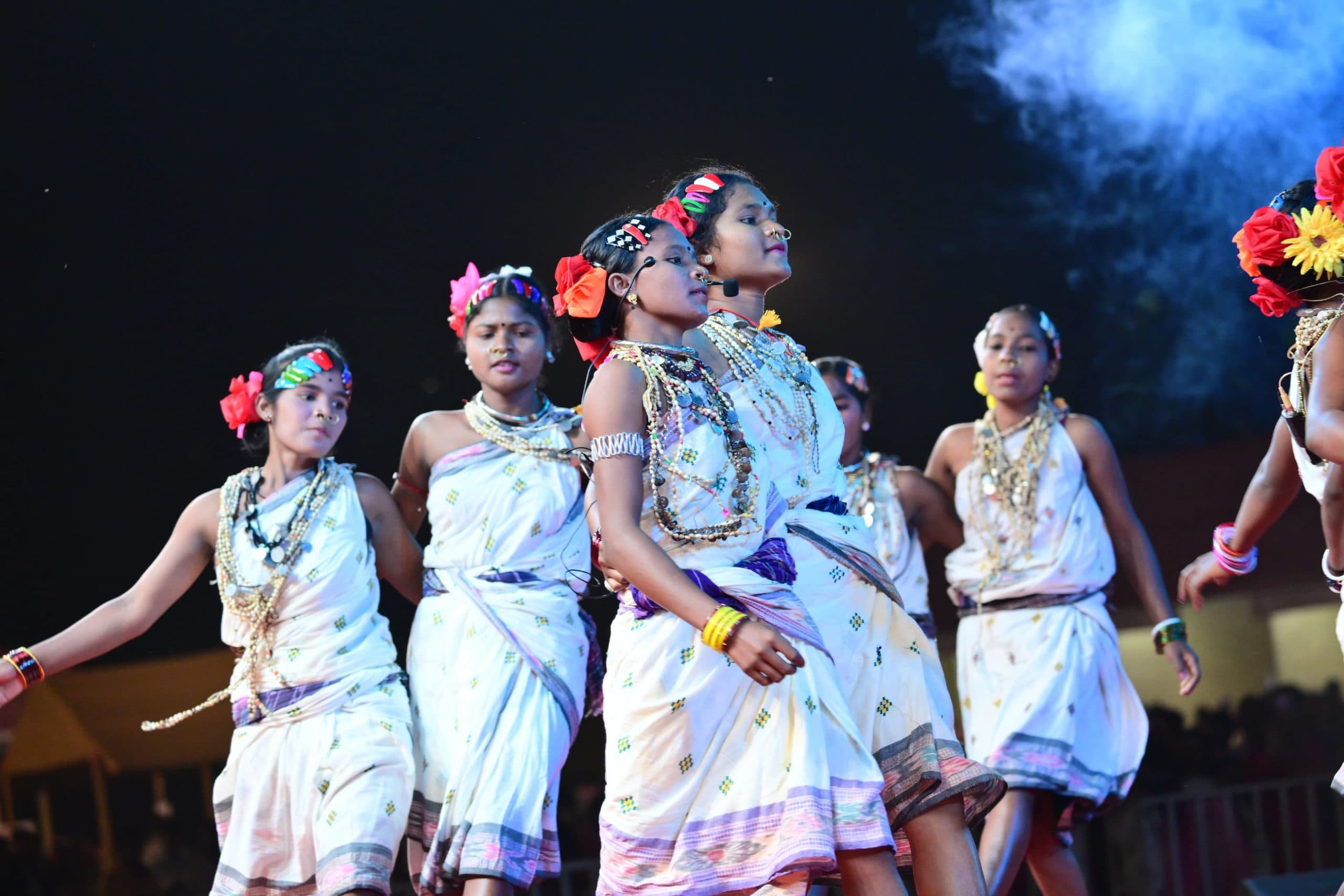 Jharkhand News : जनजातीय कलाकारों ने अपने हर कदम व सुर में प्रकृति के साथ जुड़ाव का अहसास कराया