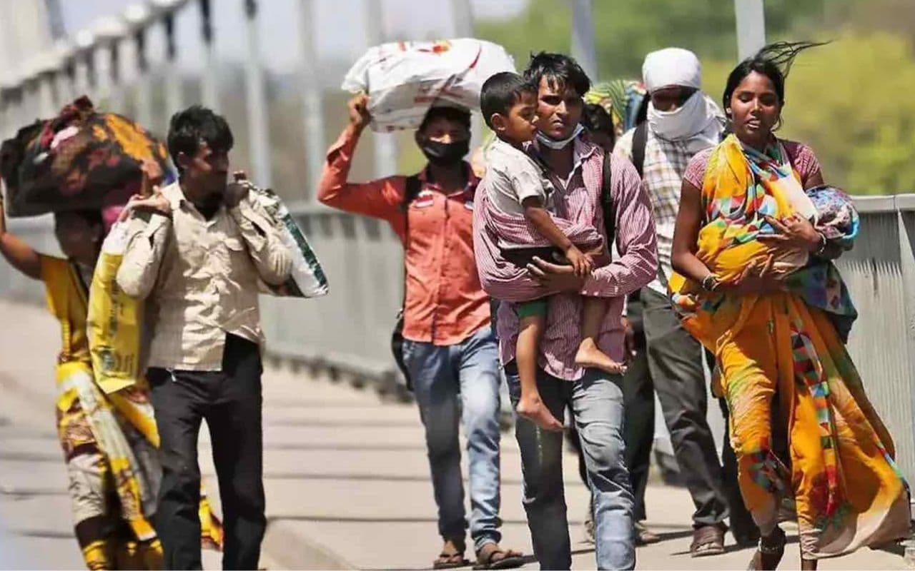 काम पर लौट रहे प्रवासियों का छलका दर्द, बोले- बिहार में रोजगार नहीं, इसलिए दिल्ली जाना मजबूरी