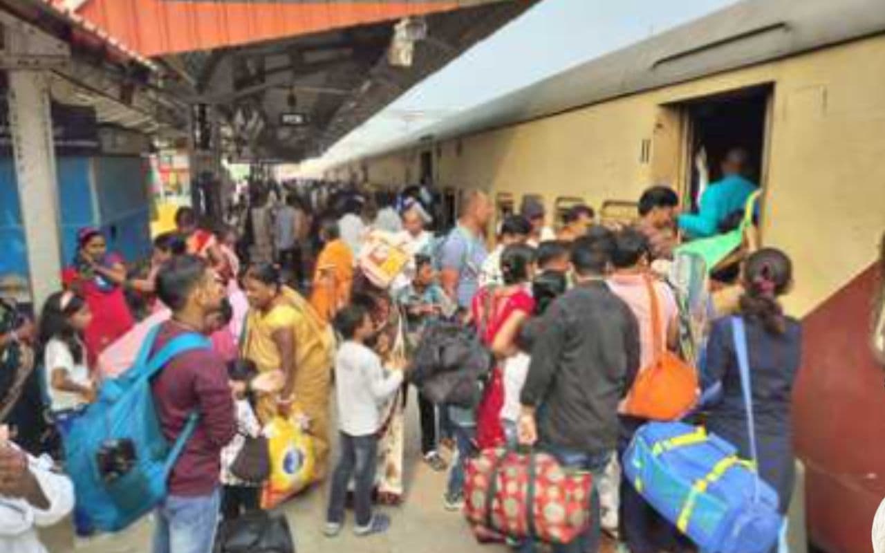 Bihar: छठ पर्व पर ट्रेनों में भारी भीड़ को देखते हुए GRP और RPF अलर्ट