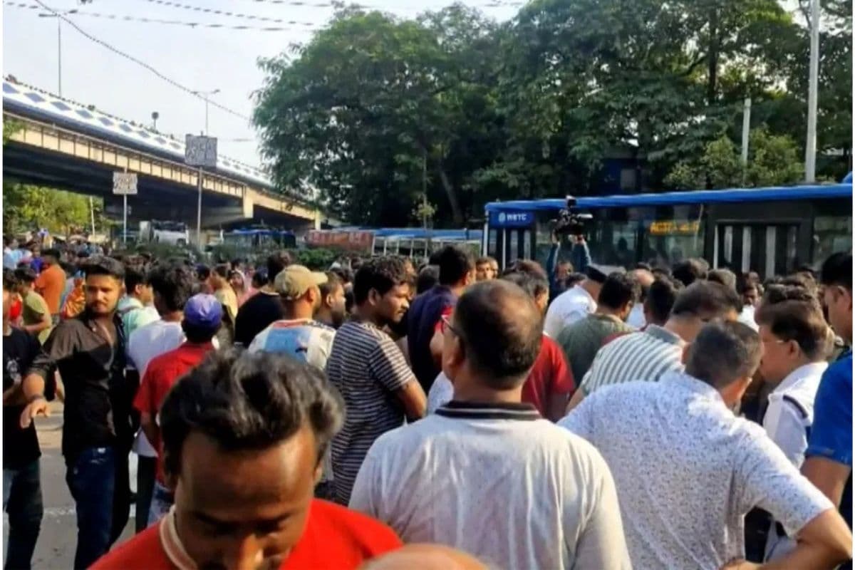 Kolkata News : दो बसों की आगे निकलने की होड़ में गई छात्र की जान, मचा हंगामा