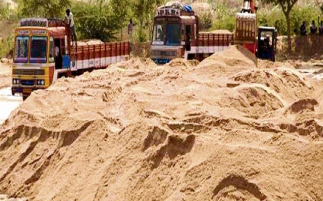 Gaya News: बालू माफियाओं पर बड़ी कार्रवाई, बच्चों से कराते थे चौकसी, 30 से अधिक लोगों पर केस दर्ज