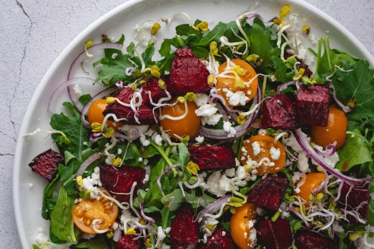 Beetroot And Sprout Mix Salad: त्वचा को हेल्दी और ग्लोइंग बनाए रखेगा ये सलाद