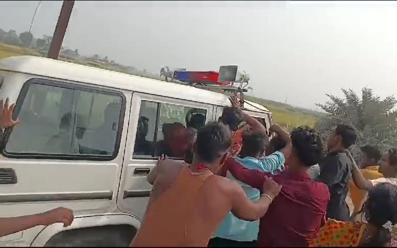 Bihar News: पूर्वी चंपारण में शराब तस्कर की गिरफ्तारी के दौरान पुलिस पर हमला, तस्कर फरार