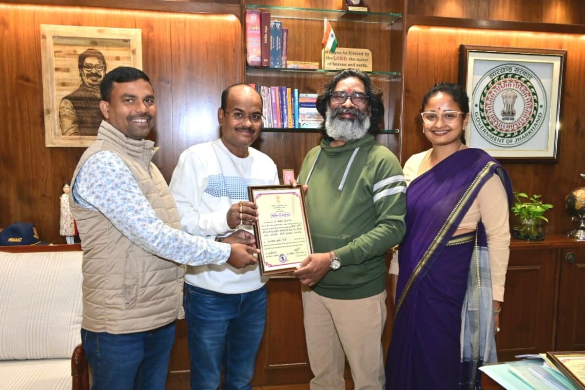 CM Hemant Soren: सीएम हेमंत सोरेन की जीत का प्रमाण पत्र लेकर रांची पहुंचे पंकज मिश्रा, मुख्यमंत्री ने कहा- यह बरहेट की जनता की जीत