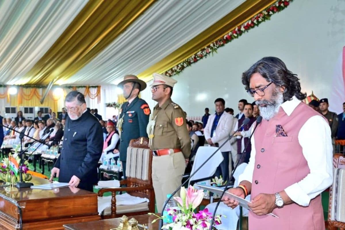 Hemant Soren Oath Ceremony: झारखंड में फिर हेमंत सोरेन सरकार, 14वें सीएम के रूप में ली शपथ, देखें वीडियो
