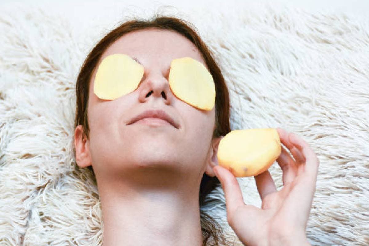 Skincare Tips: आलू से शीशे जैसा चमकेगा चेहरा, बस जान लें लगाने का सही तरीका