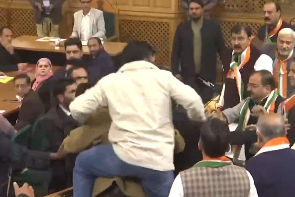 Video: आर्टिकल 370 मुद्दे पर जम्मू-कश्मीर विधानसभा में भारी बवाल, हाथापाई और धक्का-मुक्की का देखें वीडियो