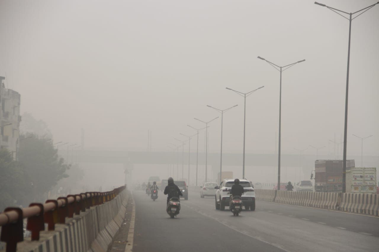 Pollution: ट्रकों की आवाजाही के लिए सभी एंट्री पॉइंट की हो निगरानी