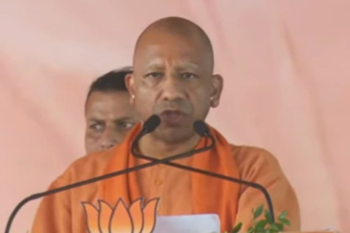 जमशेदपुर की जनसभा को संबोधित करते योगी आदित्यनाथ जमशेदपुर की जनसभा को संबोधित करते योगी आदित्यनाथ