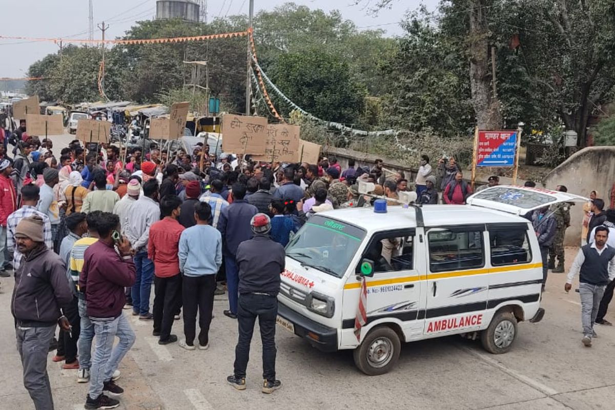 एरेनियुस टोप्पो हत्याकांड: आरोपियों की गिरफ्तारी की मांग को लेकर मांडर NH-74 मार्ग जाम, वाहनों की लगी लंबी कतार