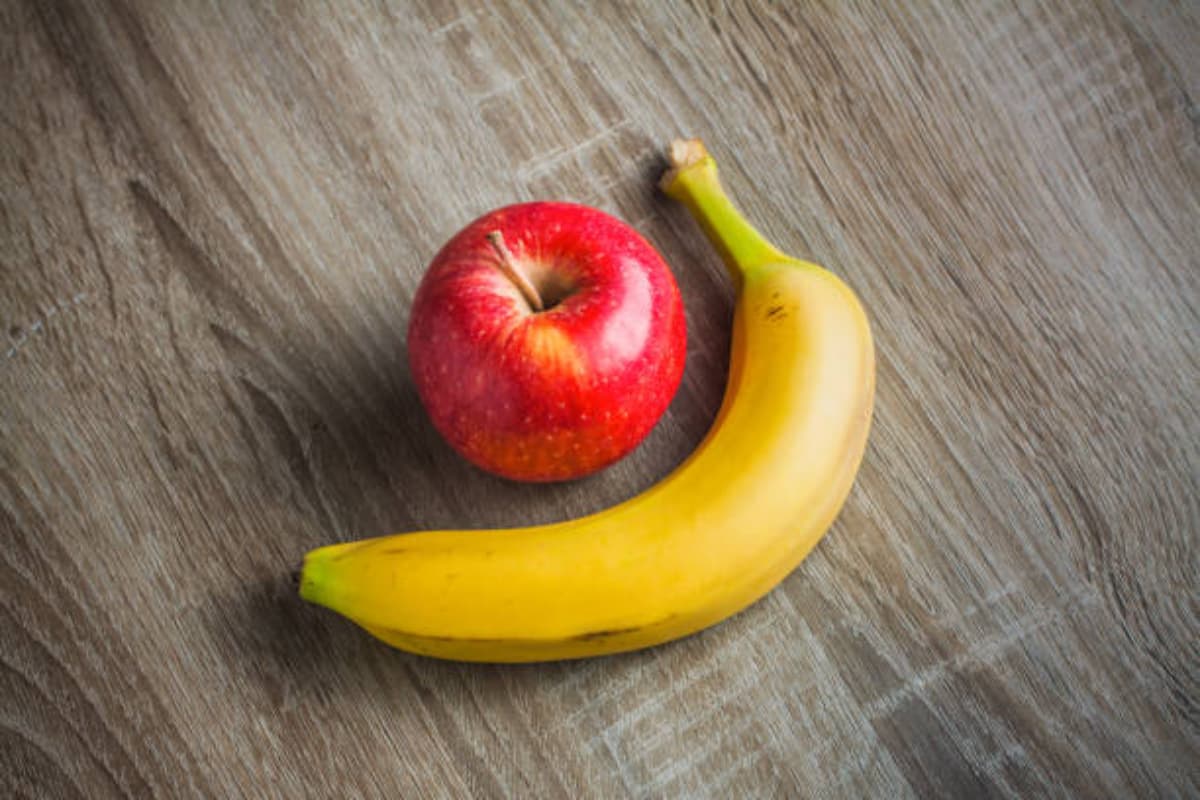 Health Tips: क्या होगा अगर आप एक साथ खा लें सेब और केला? पाएं चौंकाने वाला जवाब
