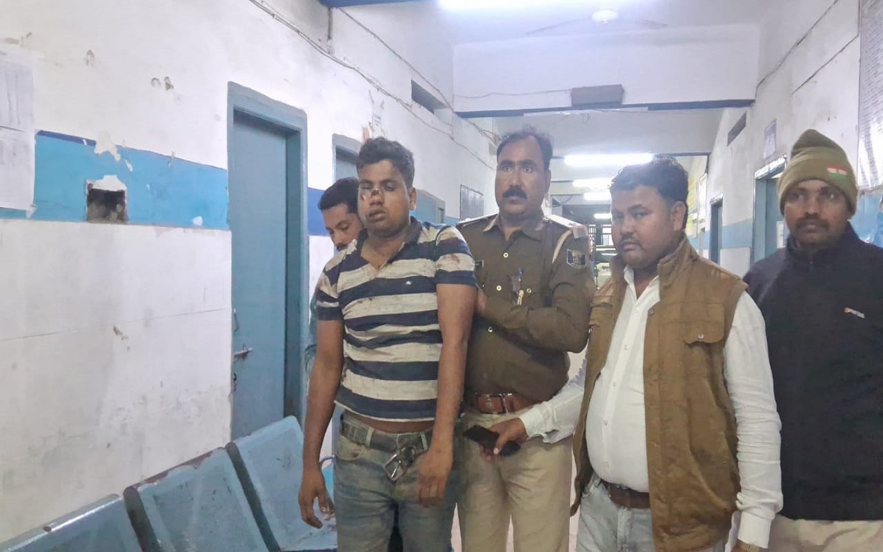 Bihar: अररिया में अपराधी को पकड़ने गयी पुलिस पर हमला, थानेदार समेत कई पुलिसकर्मी बुरी तरह जख्मी