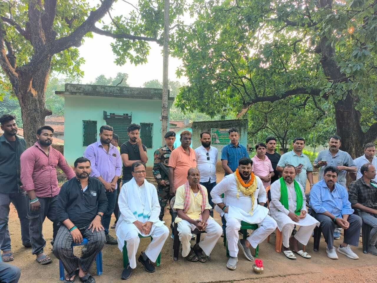 राज्य की योजनाओं के बारे में झामुमो प्रत्याशी ने दी जानकारी, लोगों से मांगा समर्थन
