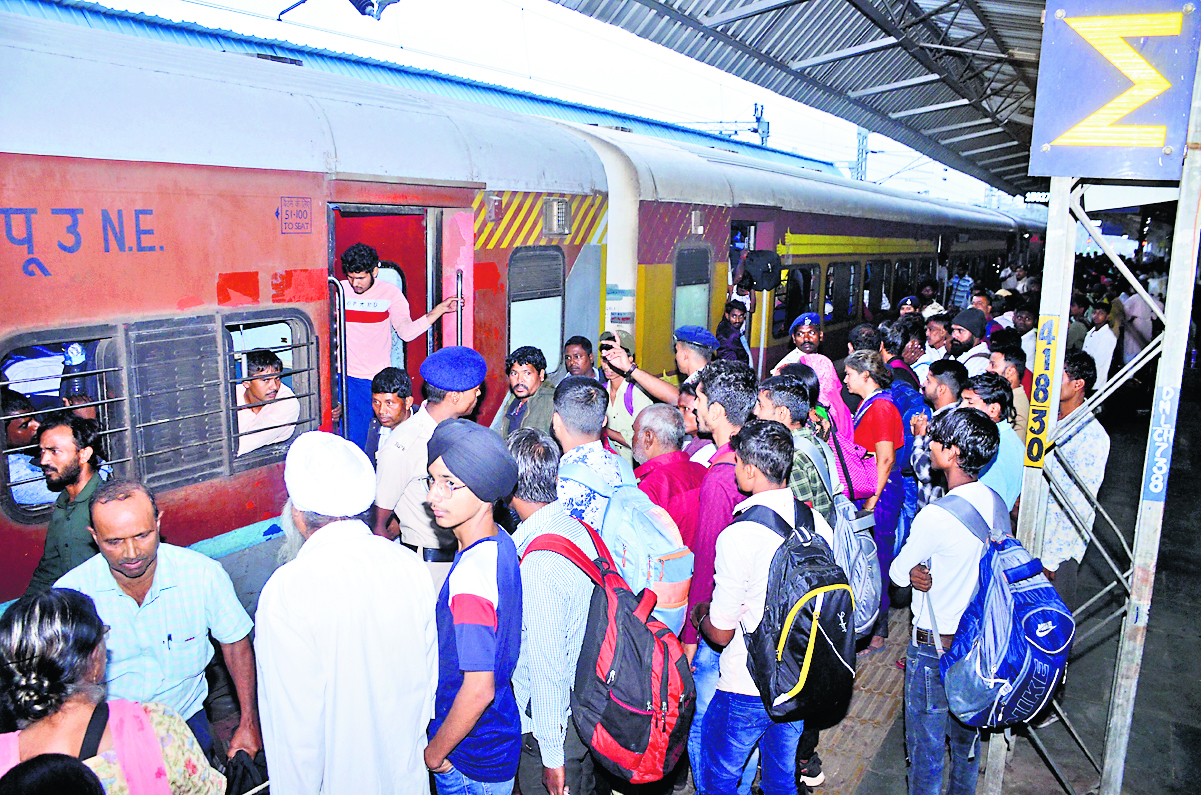 Ranchi News : बिहार व दिल्ली जानेवाली ट्रेन में भीड़ रही.
