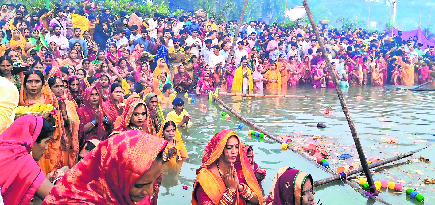 saran news. पश्चिमी छठ घाट पर कुव्यवस्था को लेकर काफी नाराज दिखे व्रती