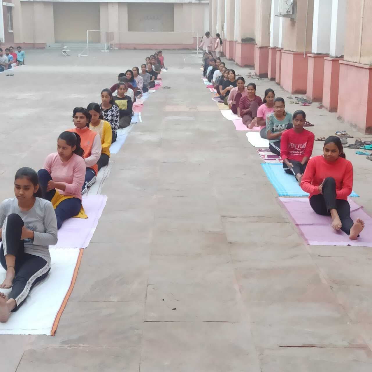योग कक्षा में शत प्रतिशत भाग लेने वाले छात्र -छात्राओं को प्राचार्य ने किया सम्मानित