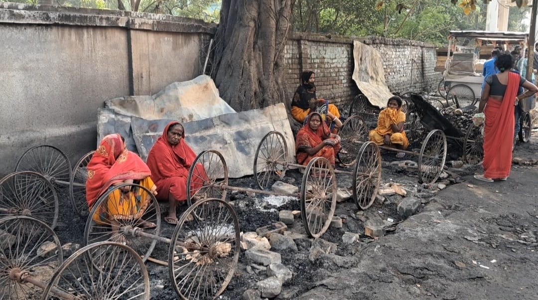 फुटपाथी फल दुकान में असामाजिक तत्वों ने लगाई आग, लाखों की क्षति