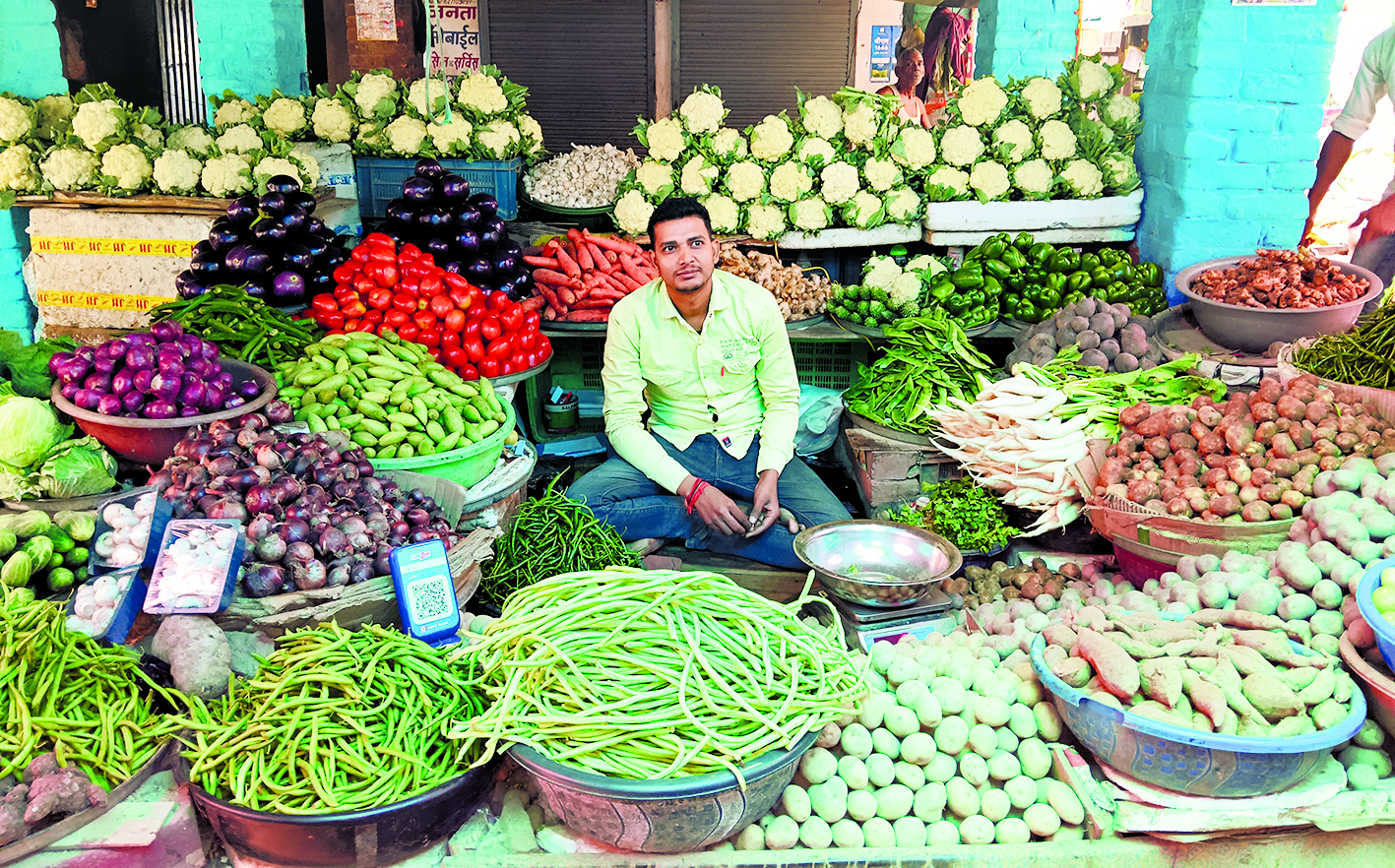 महंगी सब्जियों ने बिगाड़ा रसोई का बजट, कई फलों से महंगा बिक रहा टमाटर