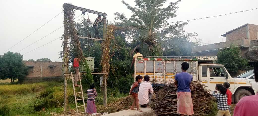 बरहरवा ::: तलबड़िया गांव में 25 केवीए का लगा ट्रांसफॉर्मर, ग्रामीणों में खुशी