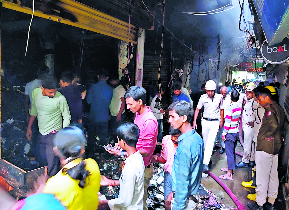 11 मोबाइल दुकानों में लगी भीषण आग में लगभग एक करोड़ की संपत्ति जलकर खाक